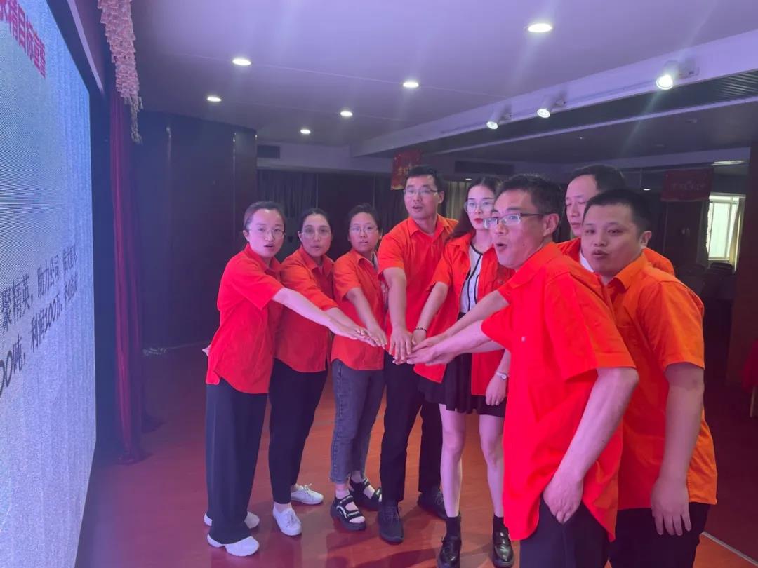 新求精各部门代表目标宣誓 新求精各部门代表目标宣誓